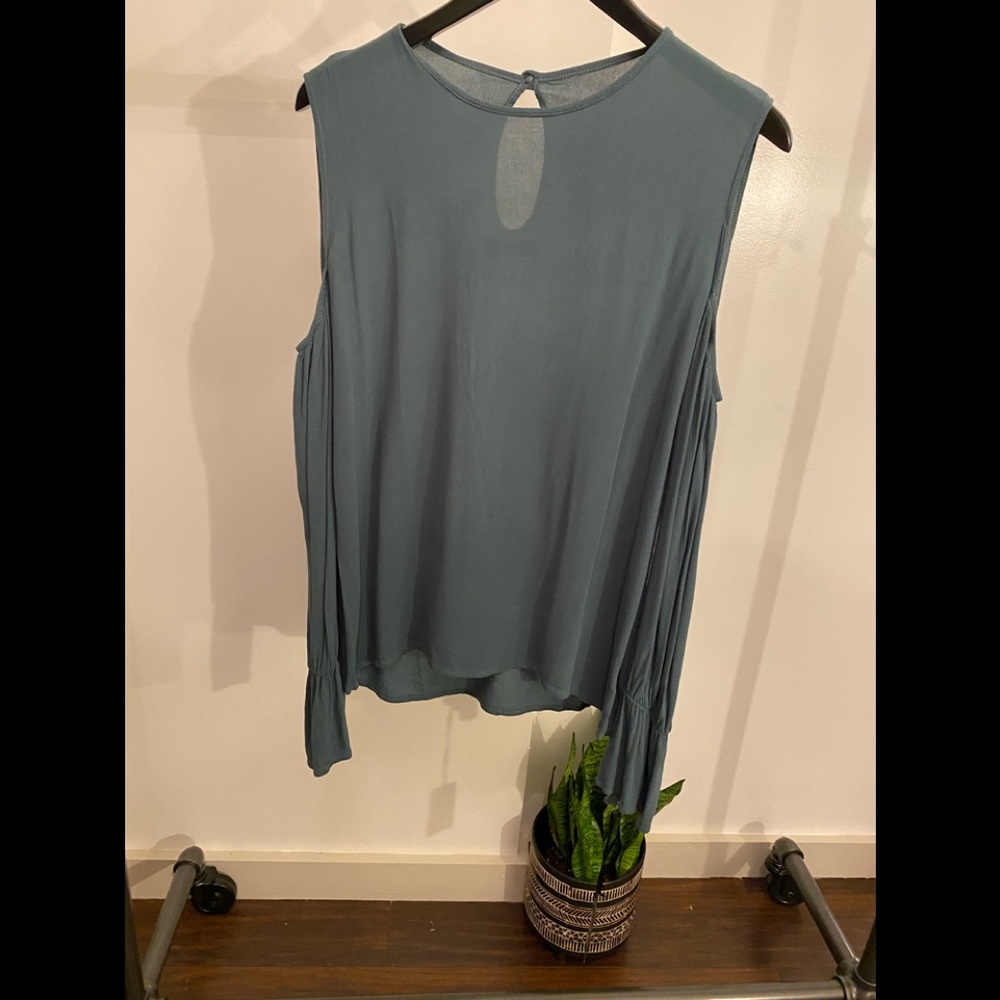 Cold should ruffle sleeve blouse